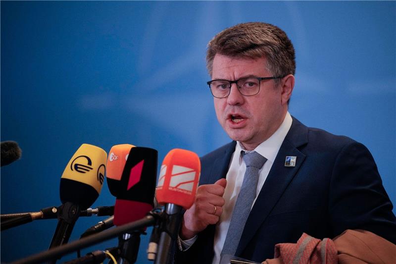 Chinas Botschafter in Paris empört Baltenstaaten Edgars Rinkevics, lettischer Außenminister, spricht mit Journalisten während des Treffens der NATO-Außenminister.