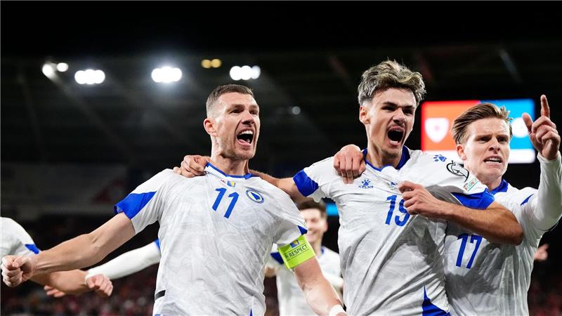Edin Dzeko (l) soll Bosnien zur WM schießen. (Archivbild)