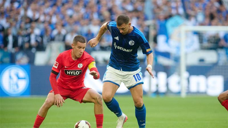 Viel Einsatz, kein Tor: 0:0 zwischen Schalke und Elversberg Edin Dzeko (r) wurde von seinen Mitspielern immer wieder in den Spielaufbau einbezogen.