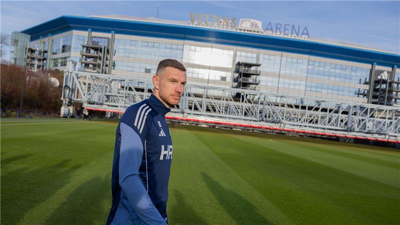 Edin Dzeko will Schalke zum Aufstieg verhelfen.