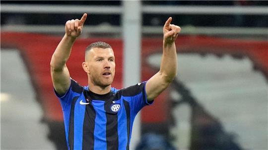 Edin Dzeko will künftig auch auf Schalke jubeln. (Archivbild)