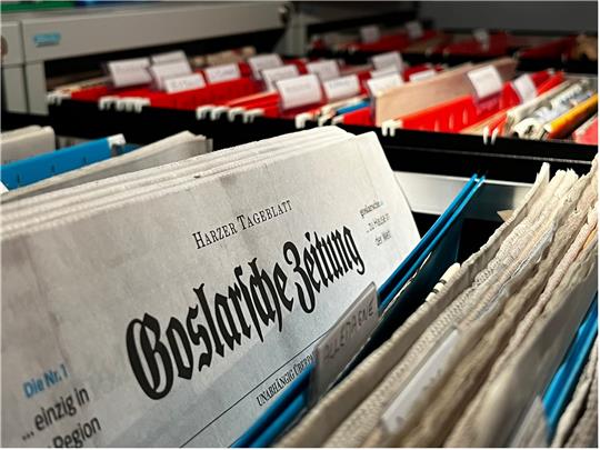 Edmond Donnersbach sammelt Zeitungen aus aller Welt. Seine Sammlung umfasst mindestens 1755 Exemplare, darunter jetzt auch die Goslarsche Zeitung. Foto: Privat