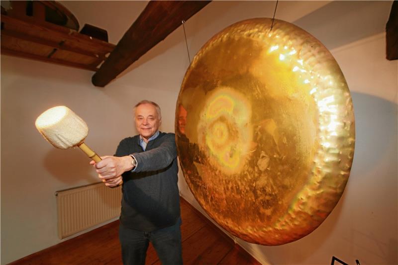 Neues Leben in Hornburgs kleinem Hopfenspeicher Edmund Brandt schlägt schon mal den Gong – denn bald heißt es: „Hereinspaziert“ in das Kulturhaus Vorwerkswinkel in Hornburgs kleinem Hopfenspeicher. Dort wird auch der Kulturverein seine Geschäftsstelle haben. Foto: Gereke
