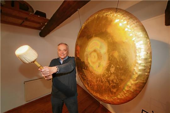 Edmund Brandt schlägt schon mal den Gong – denn bald heißt es: „Hereinspaziert“ in das Kulturhaus Vorwerkswinkel in Hornburgs kleinem Hopfenspeicher. Dort wird auch der Kulturverein seine Geschäftsstelle haben. Foto: Gereke