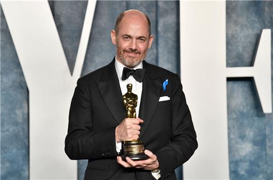 Edward Berger feiert seinen Triumph bei der Vanity Fair Oscar Party in Beverly Hills.