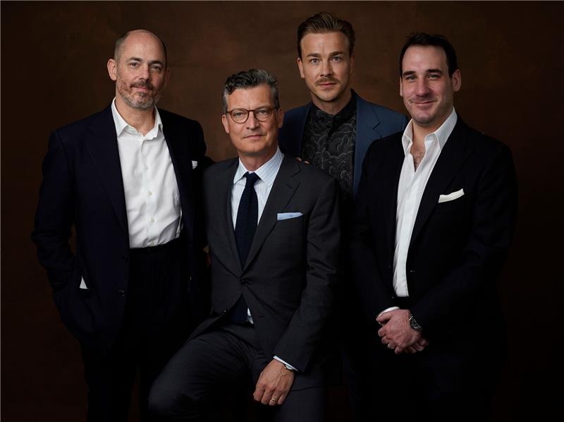 Edward Berger & Co. beim Lunch der Nominierten Edward Berger (l-r), Malte Grunert, Albrecht Schuch und James Friend posieren im Beverly Hilton Hotel für ein Porträt.