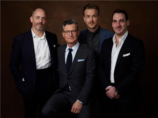 Edward Berger (l-r), Malte Grunert, Albrecht Schuch und James Friend posieren im Beverly Hilton Hotel für ein Porträt.