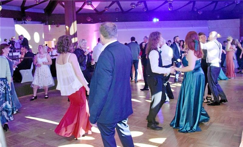 Egal, ob die Band spielt oder DJ Christian Wendlandt auflegt – die Tanzfläche im Saal bleibt kaum leer und die Braunlager erweisen sich einmal mehr als tanzfreudig.