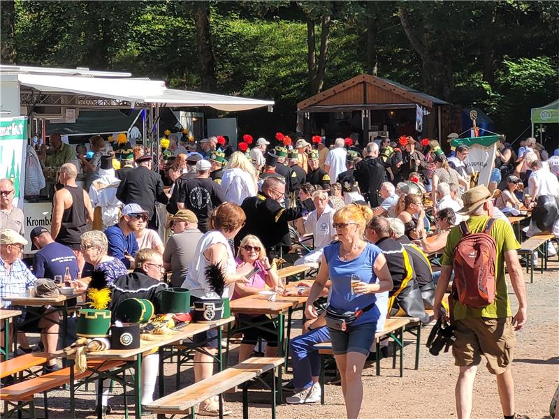 500 Jahre Bergfreiheit: So feiert St. Andreasberg Egal ob im Festzelt oder wie hier zu sehen unter strahlender Sonne – die St. Andreasberger und ihre Gäste lassen es sich gut gehen.