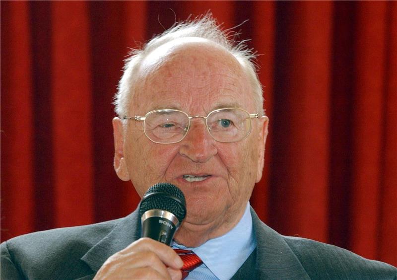 Egidius Braun bei einer Pressekonferenz im Jahr 2003.