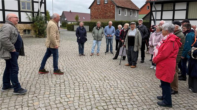 Egon Knof (l.) und Dirk Junicke (2.v.l.) moderieren den ersten Bündheimer Dorf-Rundgang.
