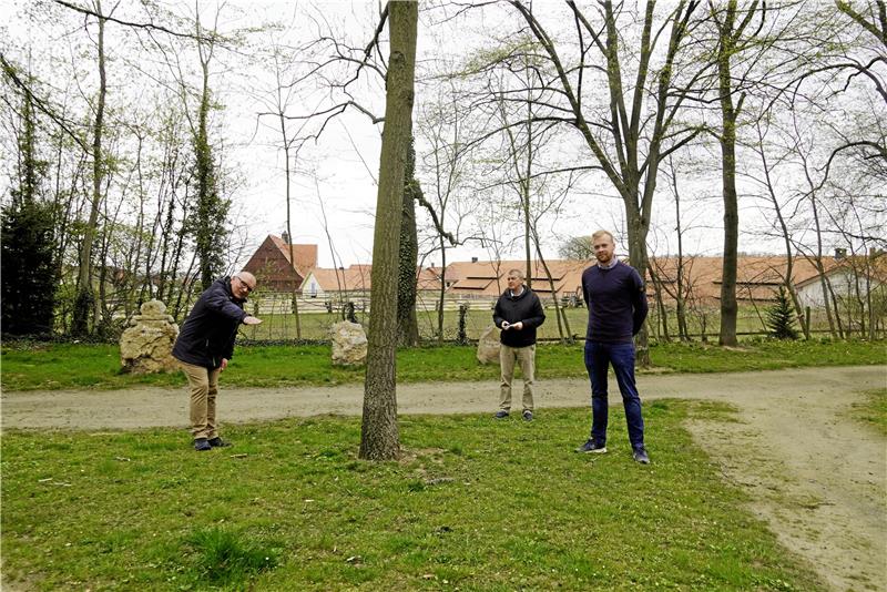 Egon Knof (links) zeigt, wo der Gedenkstein stehen soll und wie groß er wird. Rechts Timo Tost, der die Steinspende vermittelte, im Hintergrund Gestüts-GmbH-Geschäftsführer Bernd Vollrodt.  Fotos: Schlegel