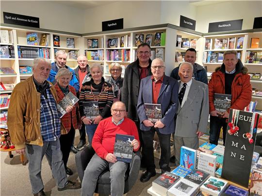 Egon Knof (sitzend) und seine Unterstützer nach der Vorstellung seines Werkes in der Bücher-Heimat. Foto: Exner