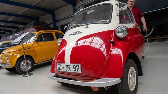 Ehedem günstig in der Anschaffung, und immer noch günstig in der Kfz-Versicherung: die BMW Isetta. Allerdings ist der einst „Knutschkugel“ genannte Oldtimer heute kaum noch zu bekommen. (Illustration) 