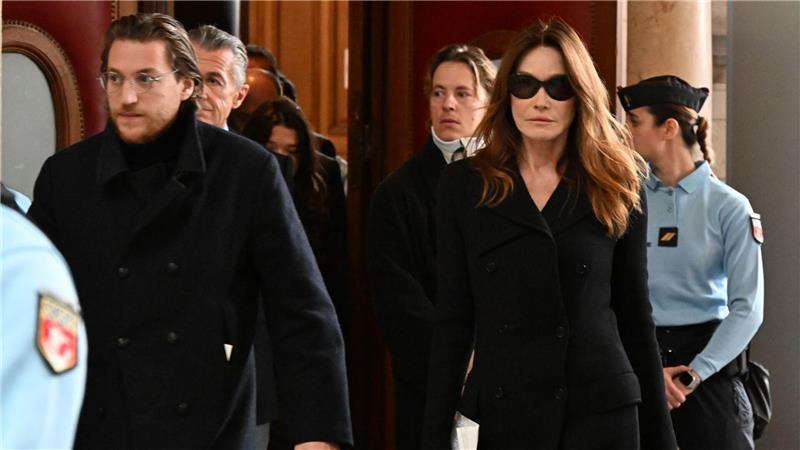Ex-Präsident Sarkozy verlässt Gefängnis unter Auflagen Ehefrau Carla Bruni hatte Sarkozy Sandwiches ins Gefängnis gebracht und kam zu Gerichtsentscheid über seine Freilassung.