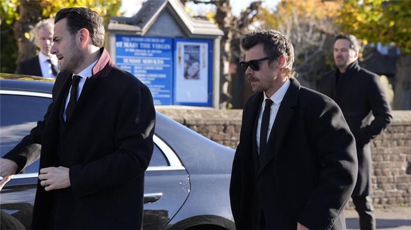 Beerdigung von Liam Payne: Familie und Stars nehmen Abschied Ehemalige Weggefährten wie Harry Styles (rechts) treffen zur Trauerfeier für Liam Payne ein.