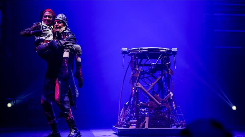 Ehemann Didier Dvorak, der ebenfalls gelernter Akrobat ist, unterstützt Pan bei ihrem Auftritt.