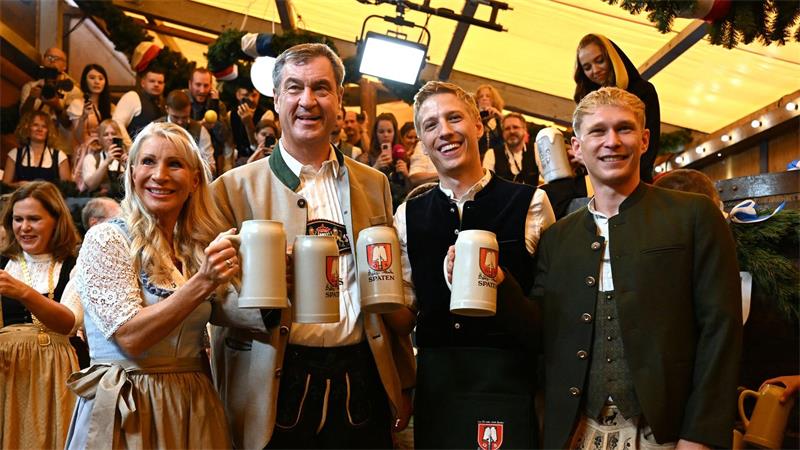 „Bilderbuchstart“ und Söder-Lob: Krause eröffnet Oktoberfest Ehepaar Söder und Krause mit seinem Verlobten