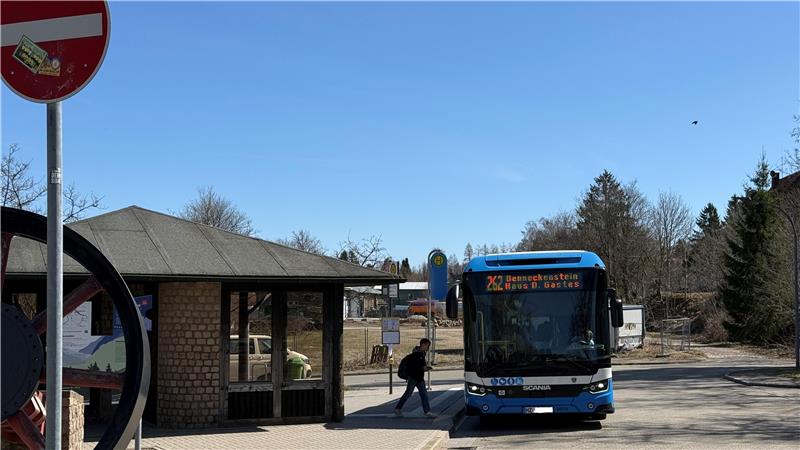Das Foto zeigt einen Schüler, der in den Bus einsteigt.