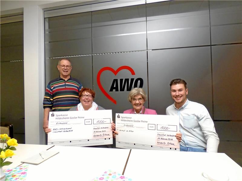 Ehrenamt hilft Ehrenamt: Erhard Lösch, Ute Taube, Margot Neumann und Björn Krause (von links) bei der Spendenübergabe des Vereins Solidarity.  Foto: Ebeling