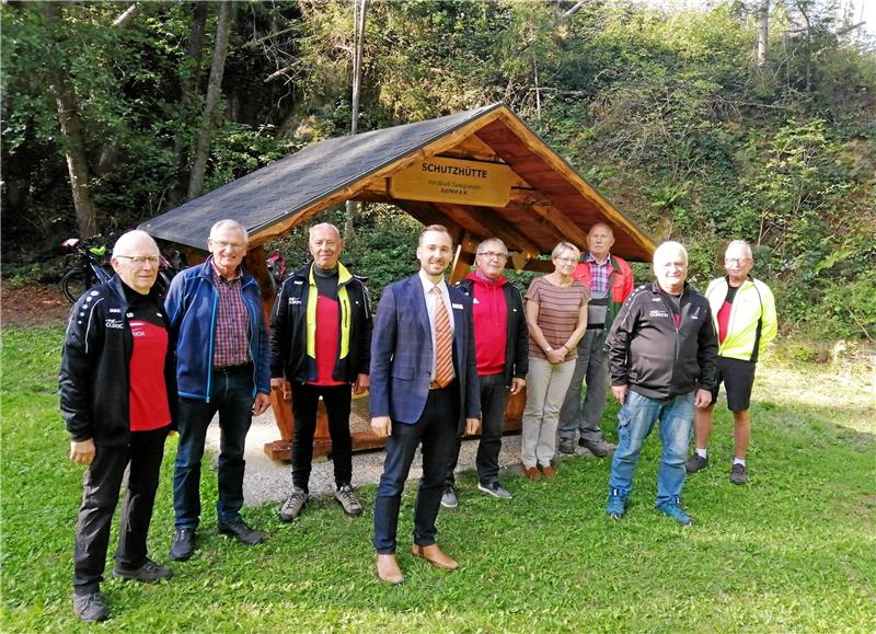 Astfelder Hütte feierlich eingeweiht Ehrenamtliche Helfer, Sponsoren und Ortsbürgermeisterin Barbara Eberhardt (4.v.re.) freuen sich über die neue Hütte. Foto: Hohaus