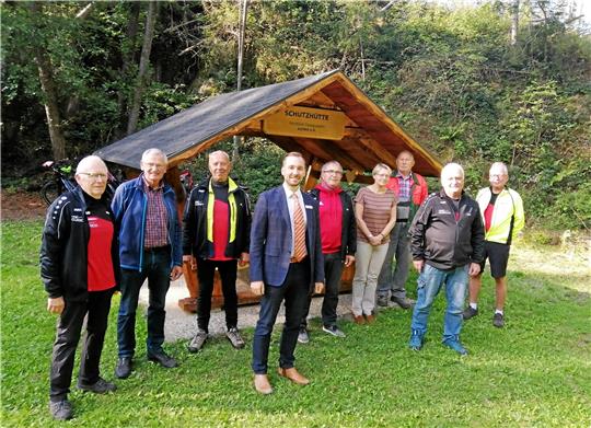 Ehrenamtliche Helfer, Sponsoren und Ortsbürgermeisterin Barbara Eberhardt (4.v.re.) freuen sich über die neue Hütte. Foto: Hohaus