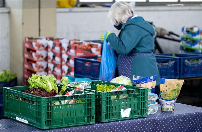 Experten: Die Armut hat in Deutschland deutlich zugenommen Ehrenamtliche Helfer der Münchner Tafel sortieren an der Ausgabestelle am Großmarkt in München Lebensmittel für die Gäste.