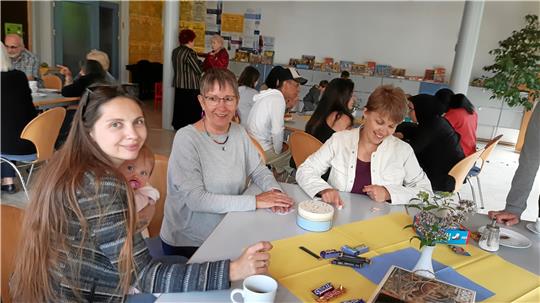 Ehrenamtliche des „Netzwerks Helfen“ – eine der Koordinatorinnen ist Dorothea Römpage (Mitte) – unterstützen Geflüchtete, im neuen Lebensumfeld anzukommen. Besonders für Kinder wird aktuell Winterbekleidung gesucht.  Fotos: Privat/dpa