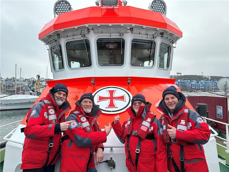 Seenotretter helfen mehr als 3500 Menschen Ehrenamtlicher Botschafter der Seenotretter sind die Band Santiano (l-r): Hans-Timm „Timsen“ Hinrichsen, Björn Both, Peter David „Pete“ Sage und Axel Stosberg.