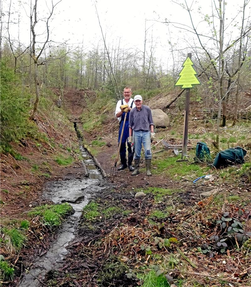 Ehrenamtlicher Einsatz: Folkert Grahlmann (links) und Heinrich Hille präsentieren stolz ihre Arbeit.  Foto: Privat