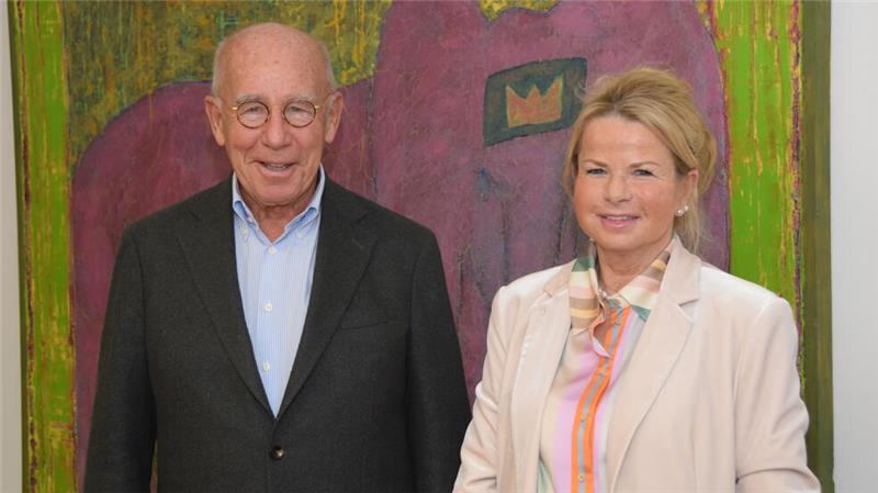 Goslar: Millionen-Investition und Hoffnungsschimmer nach langem Leerstand Ehrenbürger Hans-Joachim Tessner und Oberbürgermeisterin Urte Schwerdtner verkünden gestern Nachmittag den erfolgreichen Vertragsabschluss.