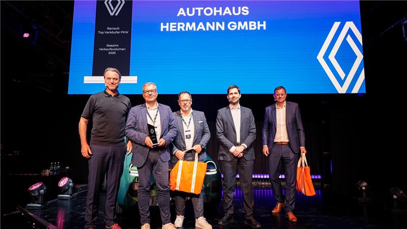 Deutschlands bester Renault-Partner Ehrende und Geehrte (v.l.): Laurens van den Acker (Chefdesigner Renault Group), Michael Zimbal (Geschäftsführer Hermann GmbH), Uwe Altmann (Vertriebsleiter Renault/Dacia Hermann GmbH), Florian Kraft (Vorstandsvorsitzender Renault Deutschland AG), Haico van der Luyt (Direktor Vertrieb Renault Deutschland AG).