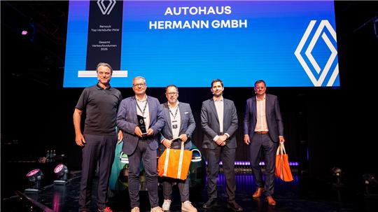 Ehrende und Geehrte (v.l.): Laurens van den Acker (Chefdesigner Renault Group), Michael Zimbal (Geschäftsführer Hermann GmbH), Uwe Altmann (Vertriebsleiter Renault/Dacia Hermann GmbH), Florian Kraft (Vorstandsvorsitzender Renault Deutschland AG), Haico van der Luyt (Direktor Vertrieb Renault Deutschland AG).