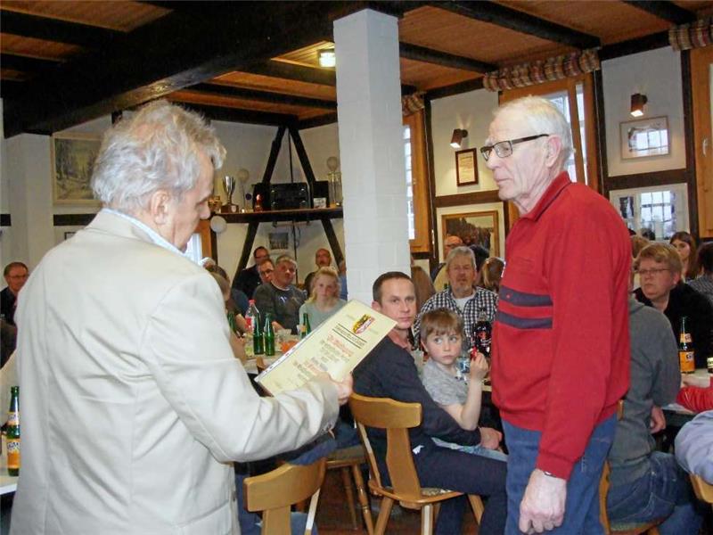 Ehrenmitglied Heinz Möhle (rechts) ist seit 48 Jahren vielfach aktiv im SC.
