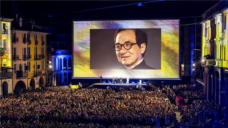Ehrenpreise werden an Stars wie Schauspieler Jackie Chan („Rush Hour“) vergeben - vor einer der abendlichen Freiluft-Galas mit Filmen außerhalb aller Wettbewerbe auf der malerischen Piazza Grande von Locarno.