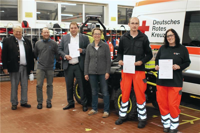 Ehrenvorsitzender Dr. Leopold von Gersternbergk-Helldorff, Randolf Hoffmann (von links) und Eva Peinemann (3. von rechts) mit den Geehrten: Sebastian Lex (3. von links) ist 30 Jahre im DRK, Sven Peters und Melanie Wellenthin zehn Jahre.