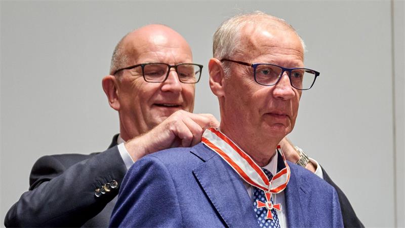 Ehrung als Mäzen für den Erhalt historischer Bauwerke in Potsdam: TV-Moderator Günther Jauch bekommt von Brandenburgs Ministerpräsident Dietmar Woidke den Landesverdienstorden umgehängt.