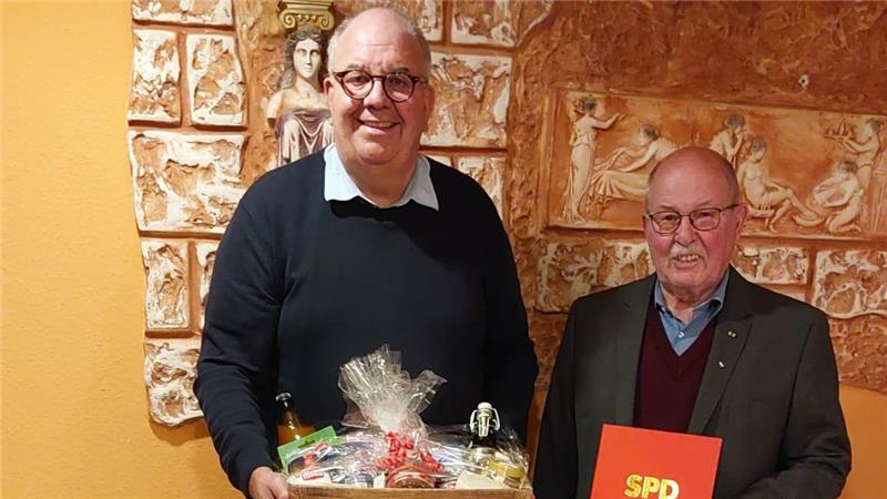 Schladener Sozialdemokraten ehren ein Urgestein der Partei Ehrung für 50 Jahre Mitgliedschaft: Michael Hausmann übergibt Heinrich Specht ein Präsent (v.l.).