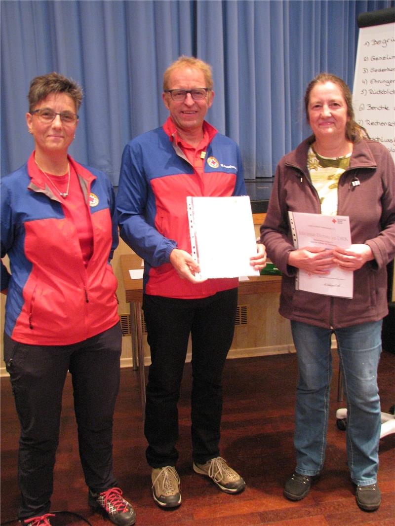 Ehrung für den aktiven Dienst im DRK (von links): Martina Trübel, Martin Asselmeyer und Iris Harris. Foto: Siebeneicher