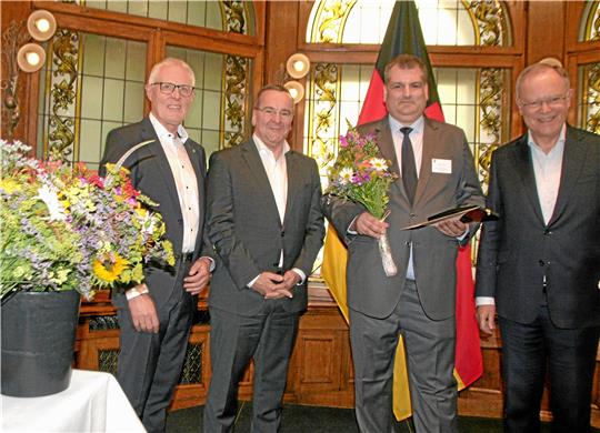 Ehrung im Gästehaus der Landesregierung: (v.l.) Reinhard Rawe (Vorstandsvorsitzender Landessportbund Niedersachsen), Innen- und Sportminister Boris Pistorius, Ingmar Hahn vom MTV Goslar und Ministerpräsident Stephan Weil.  Foto: Privat