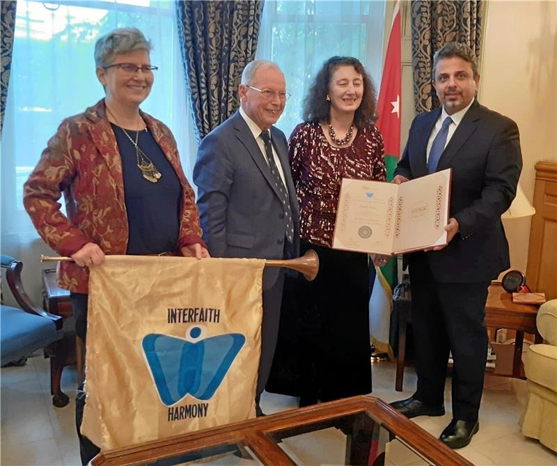 Ehrung in der jordanischen Botschaft in London (v.li.): Henrike Lähnemann, Johannes Lähnemann, Thea Gomelauri und Botschafter S.E. Manar M. Dabbas. Foto: Privat