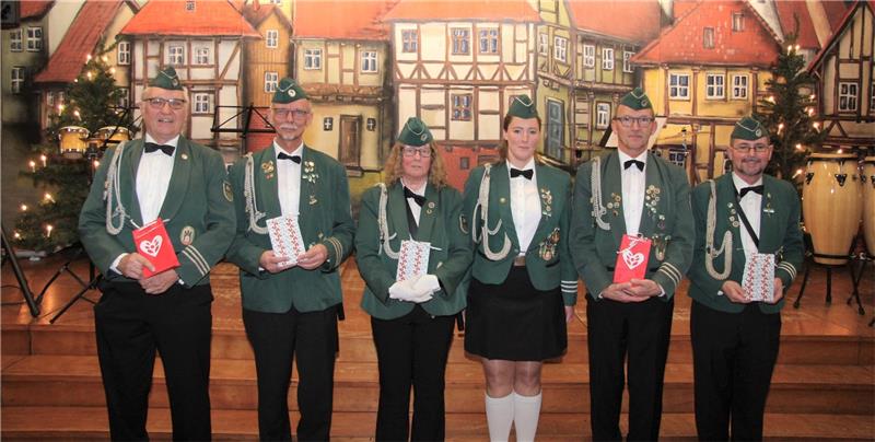 Ehrung langjähriger Mitglieder: Bodo Meyer, Michael Klingner, Suse Pohl, Annika Bartels, Mario Liebelt und Bernd Uwe Hesse.