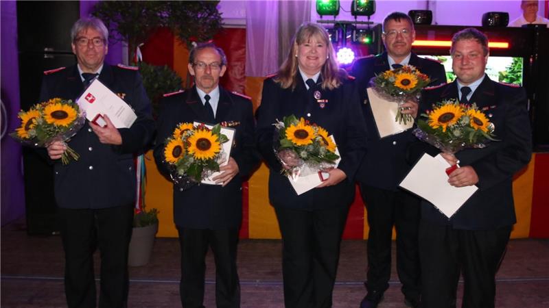Ehrungen für 190 Jahre Feuerwehrdienst: (v.l.) Andreas Hannemann und Bernd Hannemann (beide 50 Jahre), Ramona Schrödter (25), Heiko Klingenberg (40) und Manuel Nosler (25).