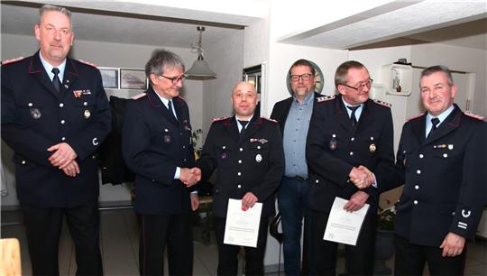 Ehrungen und Beförderungen gab es zur JHV der Freiwillligen Feuerwehr Liebenburg (v.l.): Ortsbrandmeister Martin Müller, Holger Kopka, Alexander Schwarz (25), Bürgermeister Alf Hesse, Holger Verchow (40 Jahre), Björn Berkefeld.  Fotos: Leifeld