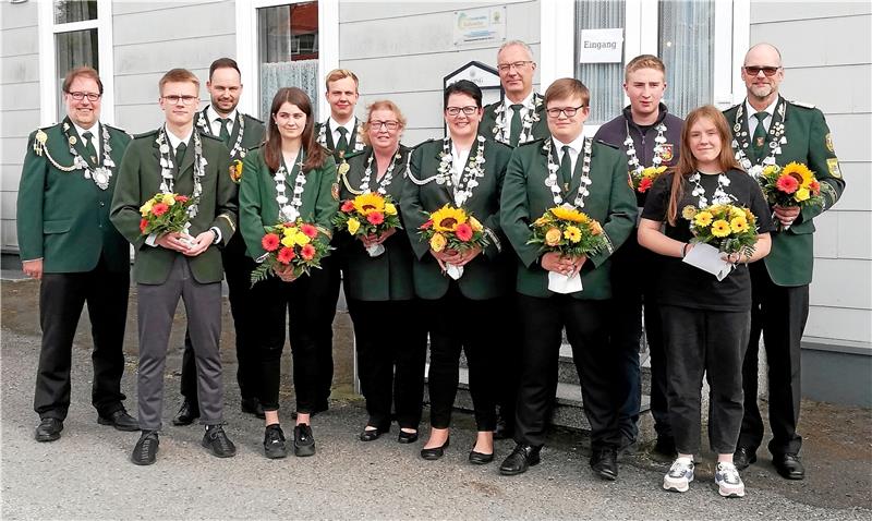 Clausthaler Schützen proklamieren Könige Ehrungen von OHS und SG Clausthal (hinten von links): Rainer Otte, Adrian Wahlert, Jan Moritz Weiß, Peter Haacke, Benjamin Artys, Michael Peinemann; (vornevon links): Leon Schmidt, Christin Hanstein, Sabine Sorge, Anke Hanstein, Kevin Retfeldt, Pia Otte.