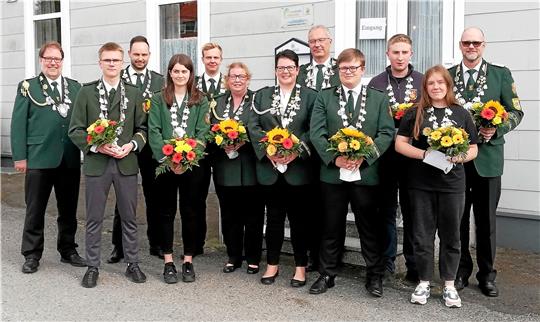 Ehrungen von OHS und SG Clausthal (hinten von links): Rainer Otte, Adrian Wahlert, Jan Moritz Weiß, Peter Haacke, Benjamin Artys, Michael Peinemann; (vornevon links): Leon Schmidt, Christin Hanstein, Sabine Sorge, Anke Hanstein, Kevin Retfeldt, Pia Otte.