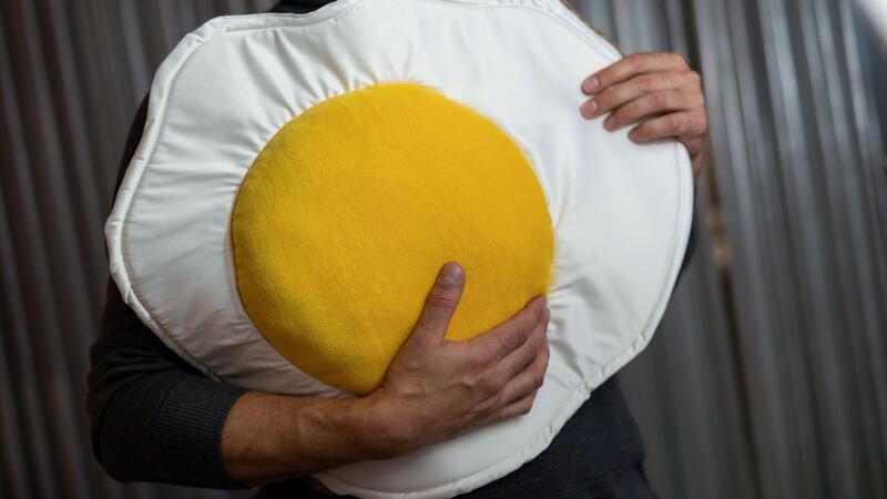 Flausch-Wurst und Cord-Flamme: Kuschelobjekte für Erwachsene Ei, ei, ei: Ein Hingucker ist dieses flauschige Spiegelei aus Baumwolle, Schaumstoff und Polyesterfasern.