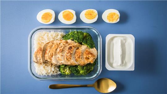 Eier, Hühnchen, Magerquark: Proteine sind wichtig für den Muskelaufbau.