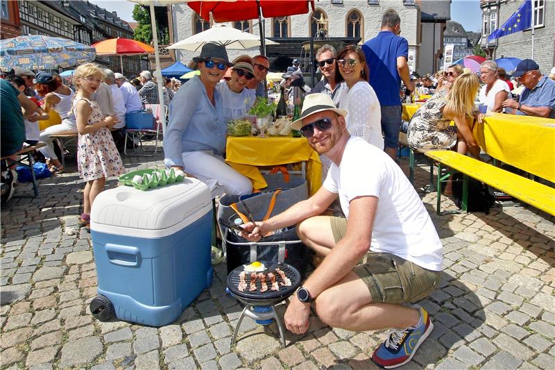 Lange Bank: 640 Bürger frühstücken auf dem Marktplatz Eier und Speck gibt es frisch vom Grill.