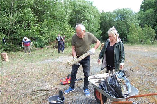 Eifrig wird das 5000 Quadratmeter große Gelände vorbereitet: Vereinsvorsitzende Petra Rieke packt auch mit an, immer unterstützt von Ehemann Johann.  Foto: Heinichen